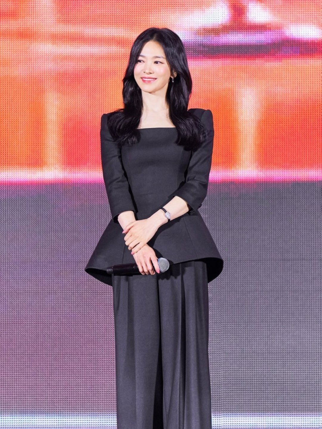 宋慧乔从出现开始就美得在发光 韩国44岁女星宋慧乔在活动上的状态太完美了，她携带