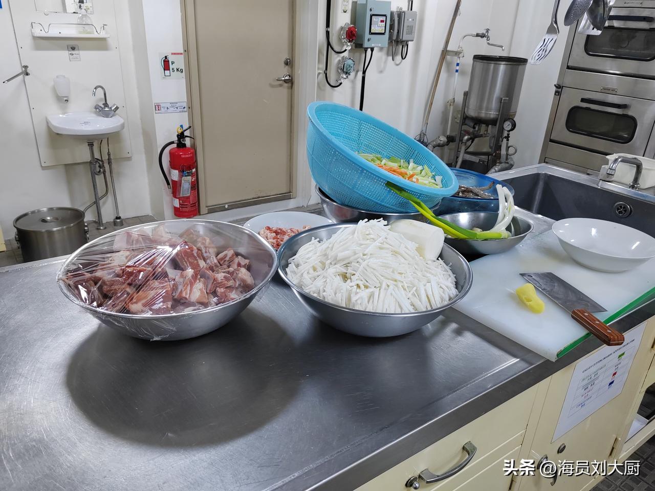 昨天晚上10点钟，我们船舶终于靠港黑德兰港，靠港后赶紧装货，这装货速度也是杠杠滴