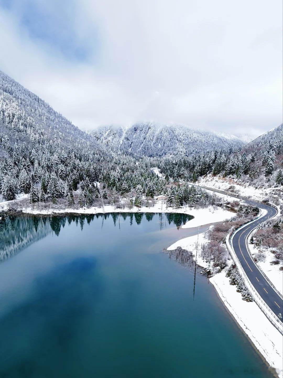这阵子的四川，雪山能见度直接拉满🏔️晴空万里的好天气里，从成都平原到川西大地，