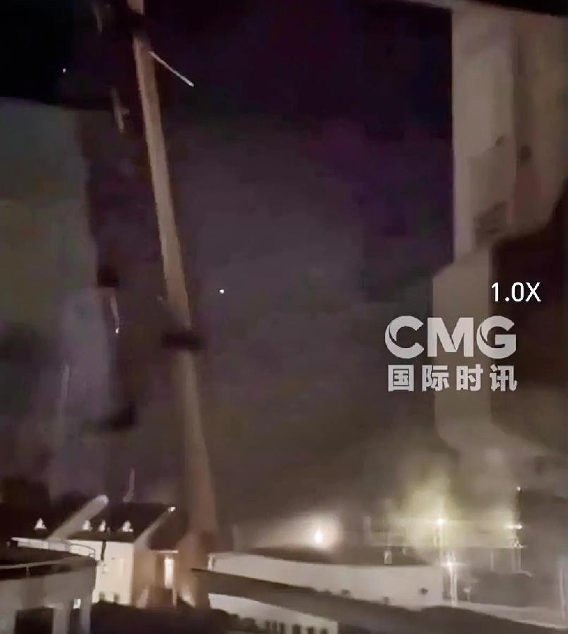 惊爆消息，俄罗斯黑海港口遇袭，一艘油轮被击中，俄罗斯的损失惨重。据俄罗斯克拉斯诺