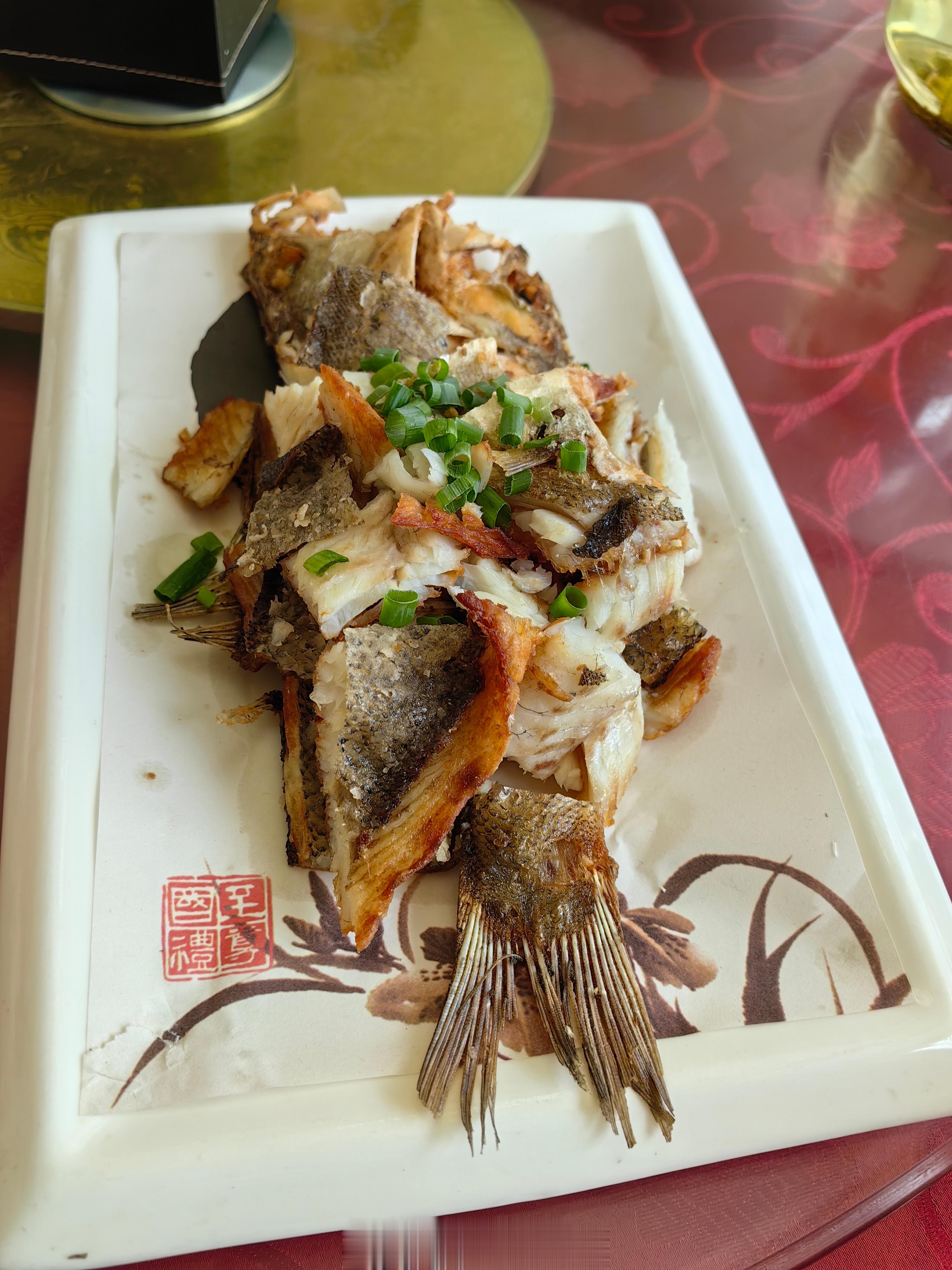 中午手术完了吃的镇安美食，煎鲈鱼，炖牛掌，炒小南瓜，网红茄子。茄子上来后，楞是没