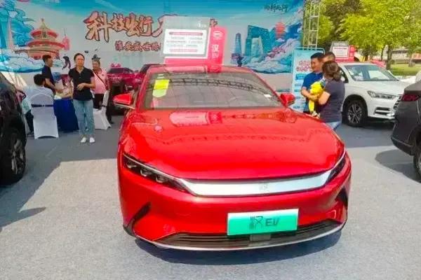 万万想不到！美国宣布对中国电动车加征100%的关税后，再次疯狂，从8月1日起对电