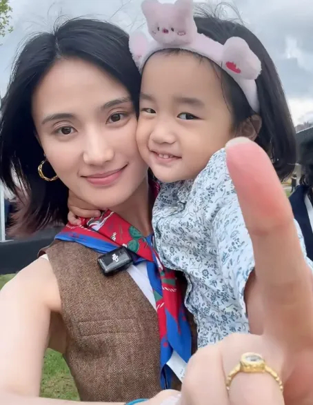关于李亚鹏前妻，海哈金喜，不查不知道，一查吓一跳，这姑娘1990年出生，身高17