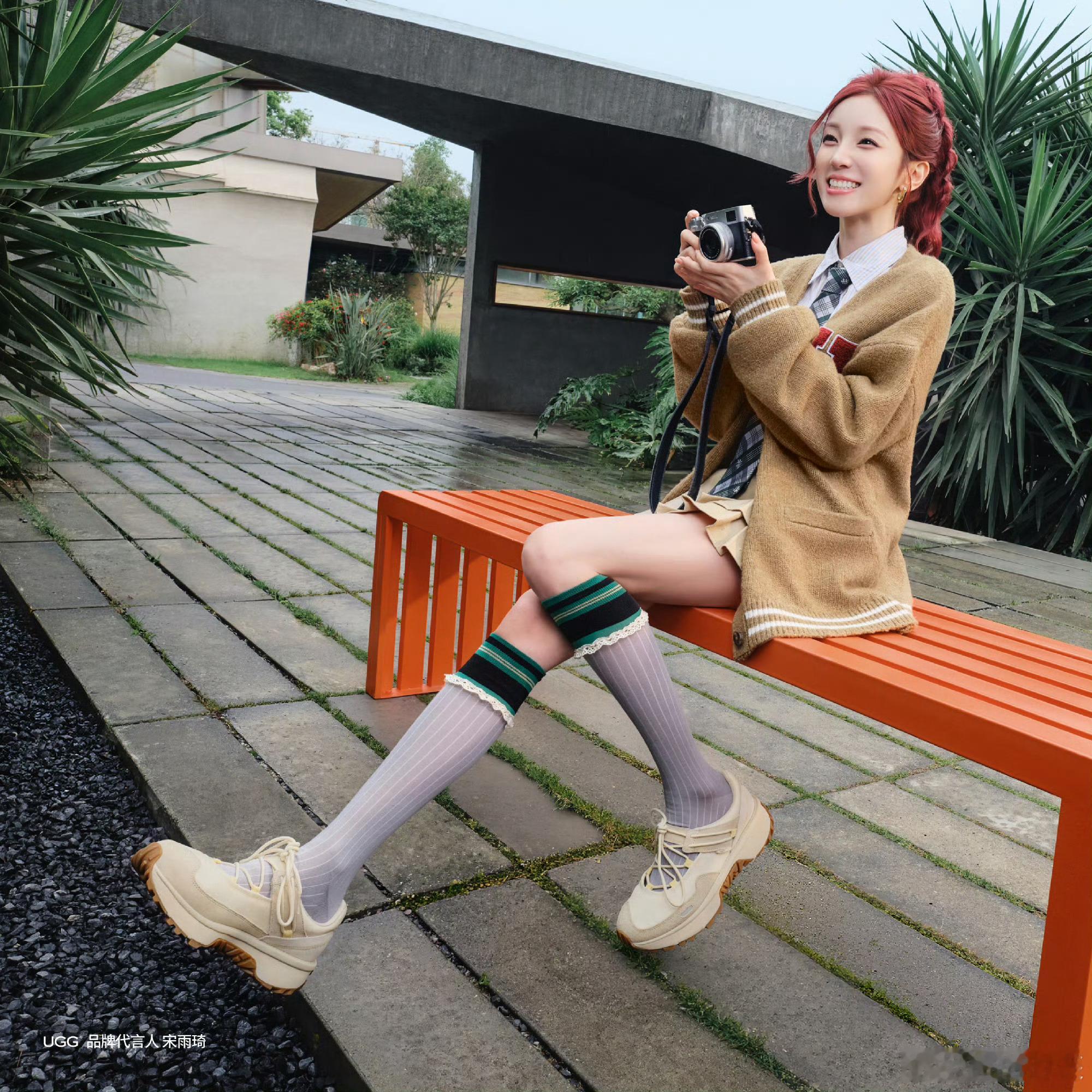 红发少女身穿温柔棕调学院针织开衫，搭配格纹领带与条纹中筒袜，脚穿UGG Retr