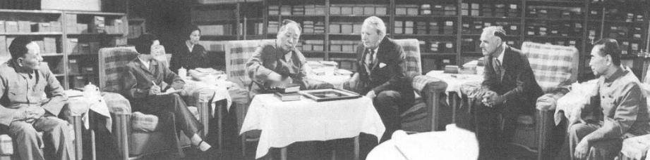 1974年5月，周恩来陪同毛泽东会见访华的英国前首相希思(右二)。