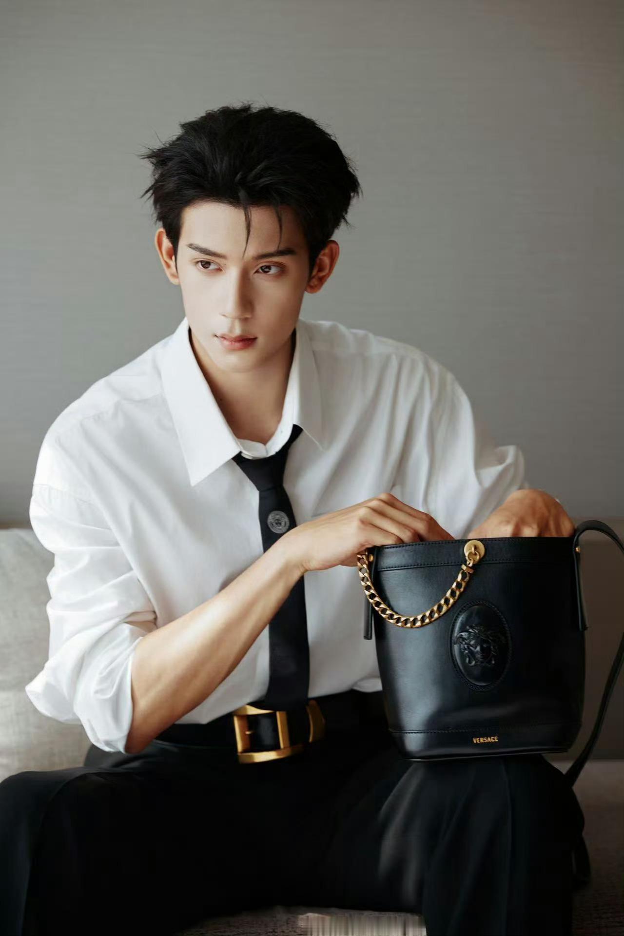 继FENDI Baguette® 26424手袋后，VERSACE Mini P