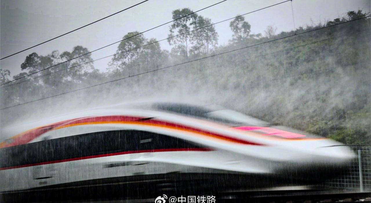 【持续暴雨！铁路部门迅速启动应急响应】5月中旬以来，粤湘琼三省遭遇持续性强降雨，