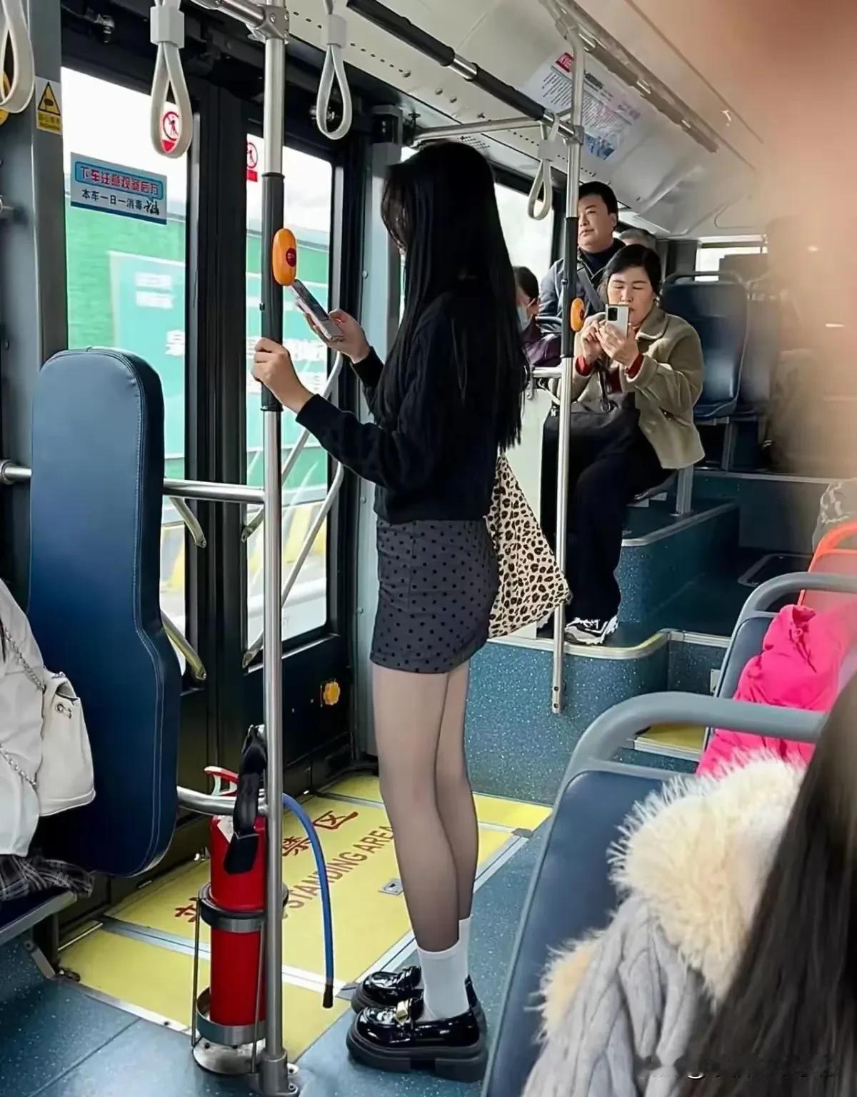 天这么冷
竟然看到有穿黑丝袜的