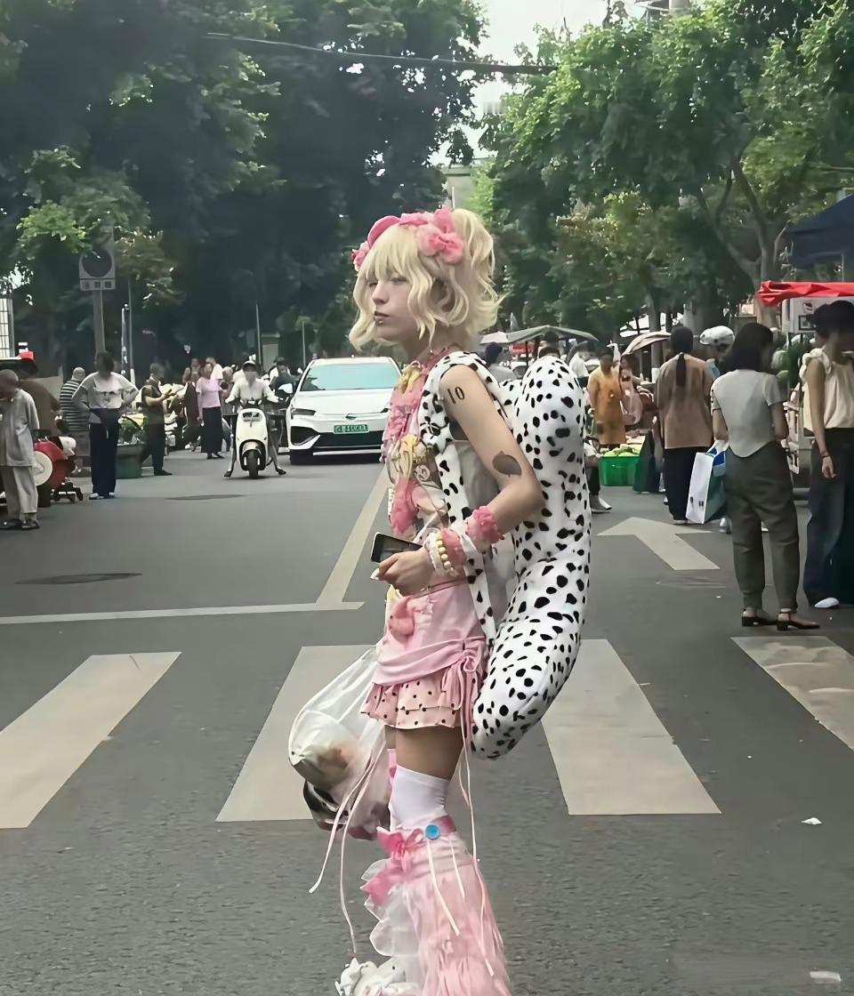 这孩子的打扮真是看不懂