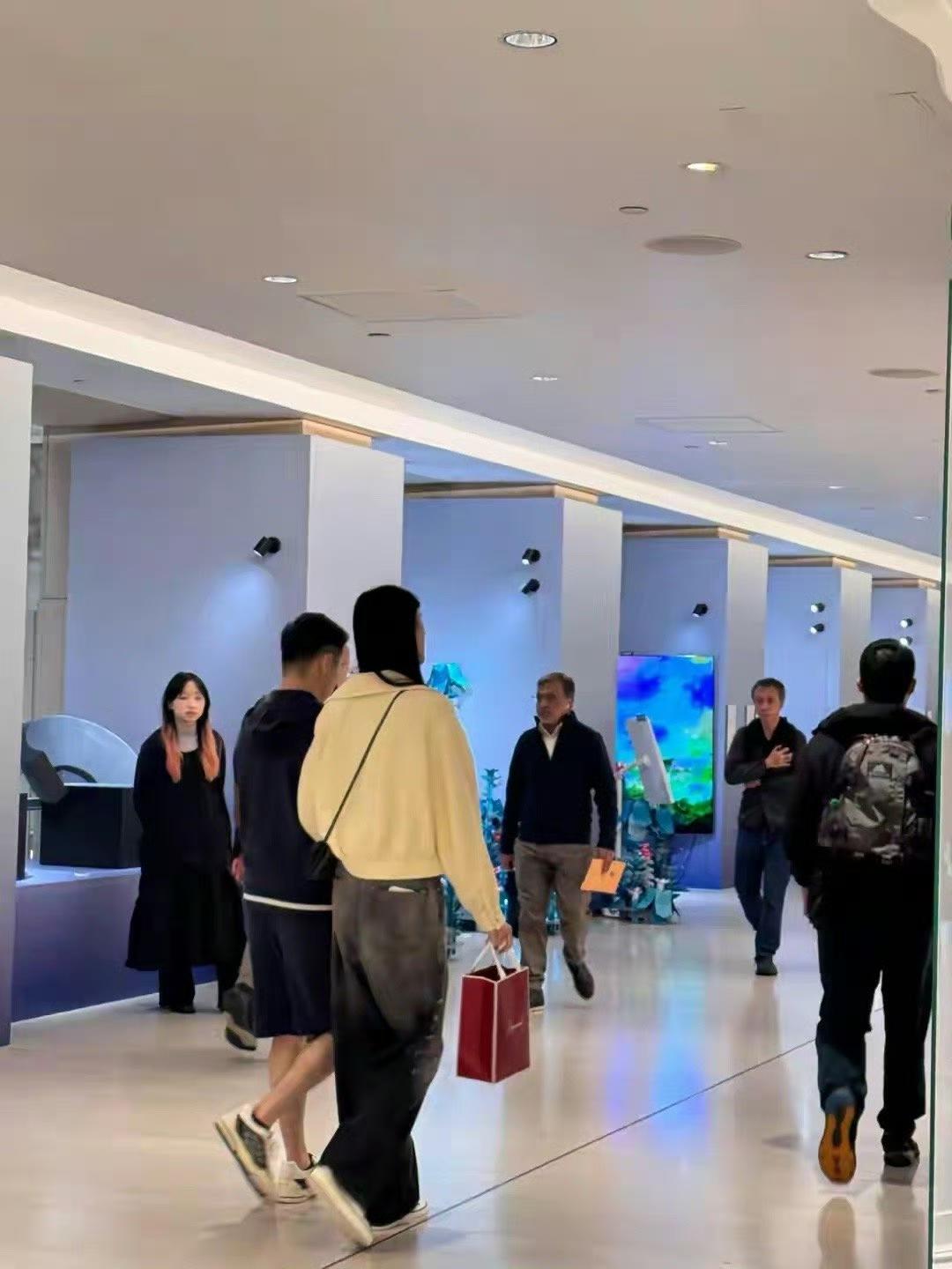 网友偶遇奚梦瑶与老公甜蜜逛街！本人颜值惊艳，状态宛如大学生，夫妇同框恩爱感拉满，