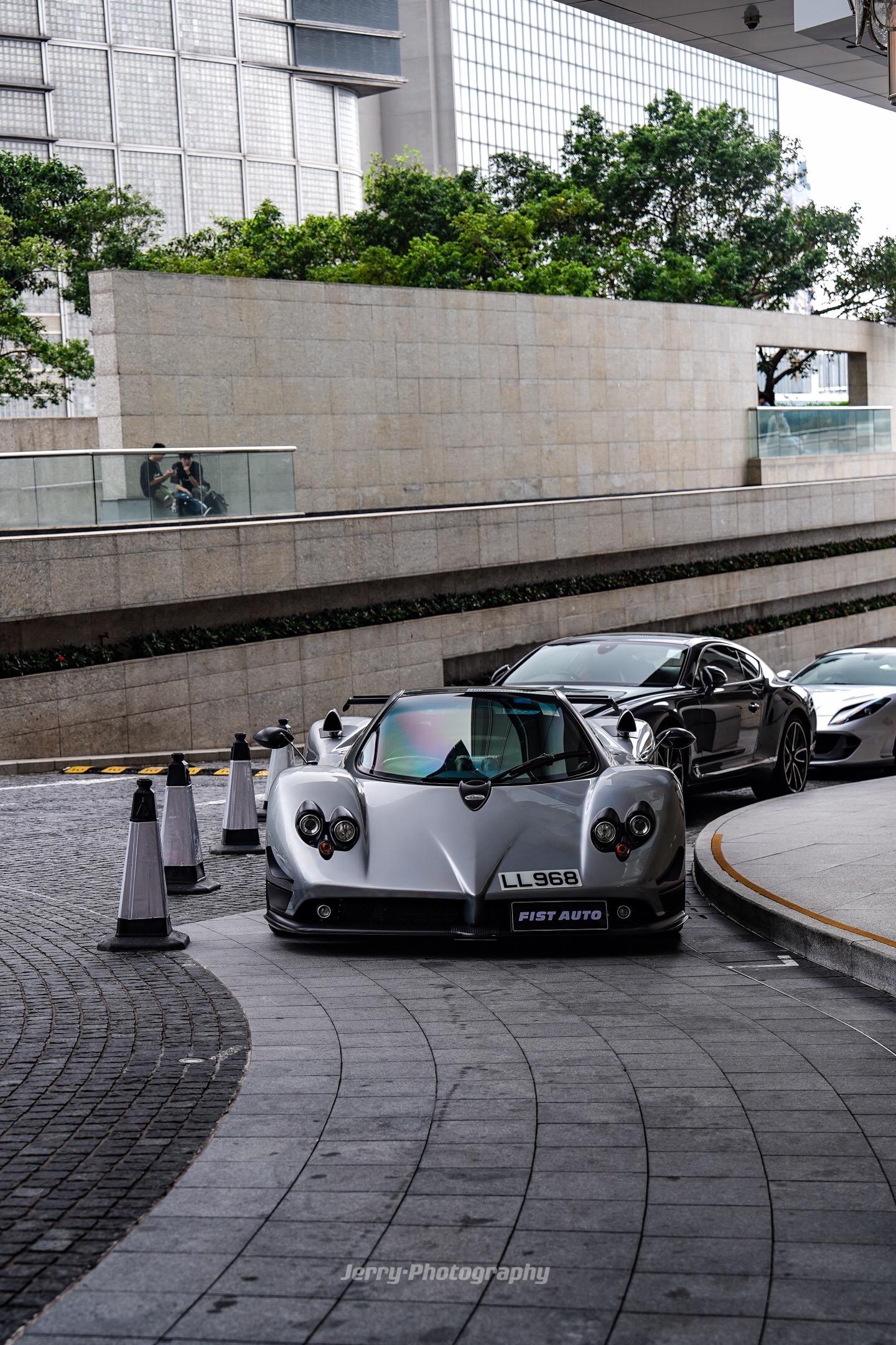 Pagani Zonda F.一台小升级过的银色Zonda F，还是Zonda absolute的姊妹车，这样的场景和Zonda在一起太梦幻了