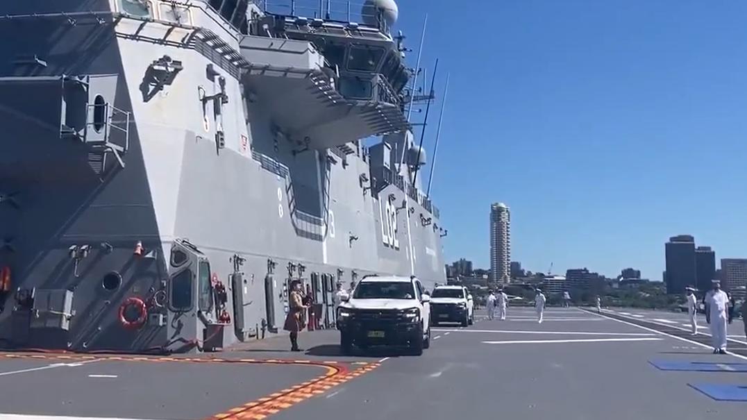 澳大利亚和印尼签署最新安全条约！
澳大利亚和印尼领导人，登上堪培拉号攻击舰甲板，