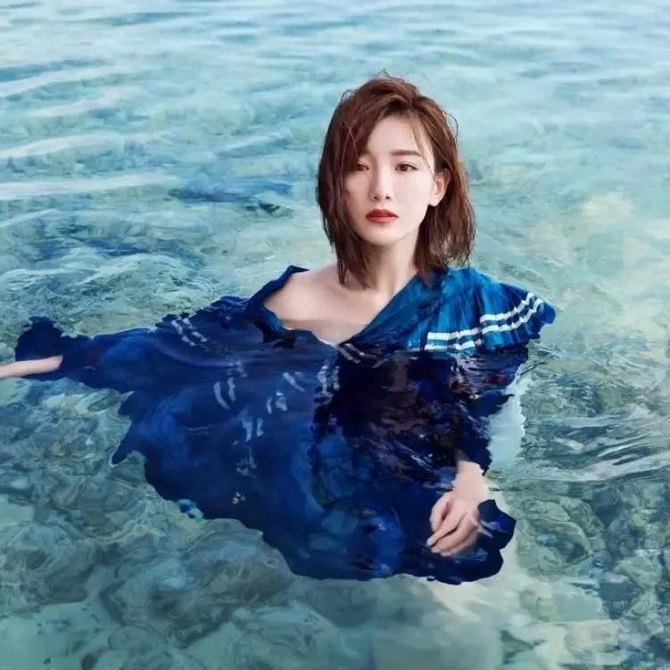 碧水映丹心，红妆映碧波。轻舟泛处烟霞绕 水天一色荡清波 淡抹红妆 绿水泛诗情 湖