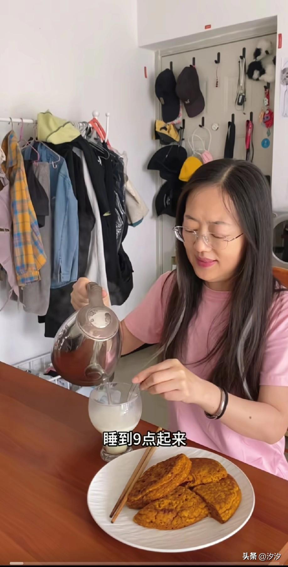 53岁的大龄剩女，
不结婚，不恋爱，不生孩子，
如今退休了，
每天生活过得美滋滋