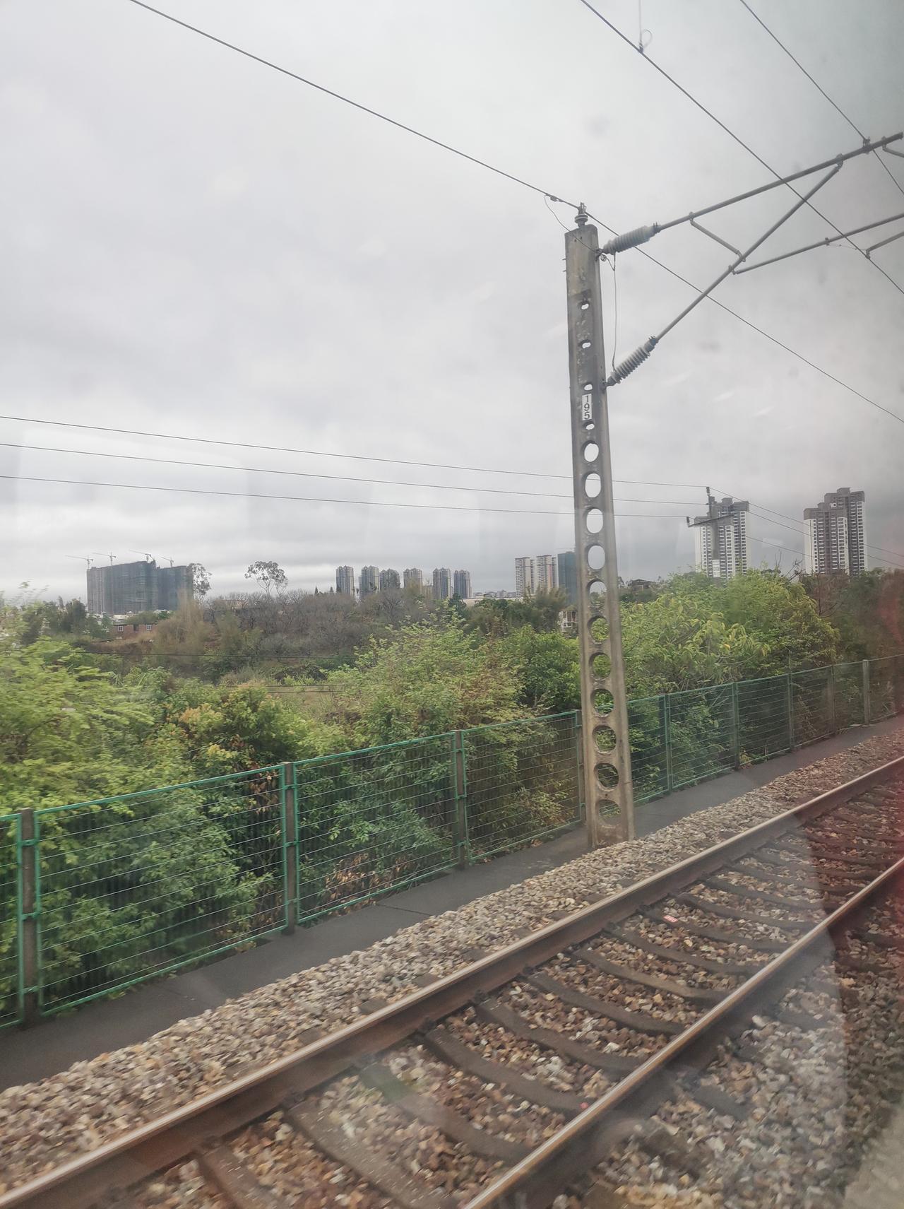 坐动车和绿皮火车有什么区别？

上次坐动车，我带了一本《瓦尔登湖》，没怎么看，手