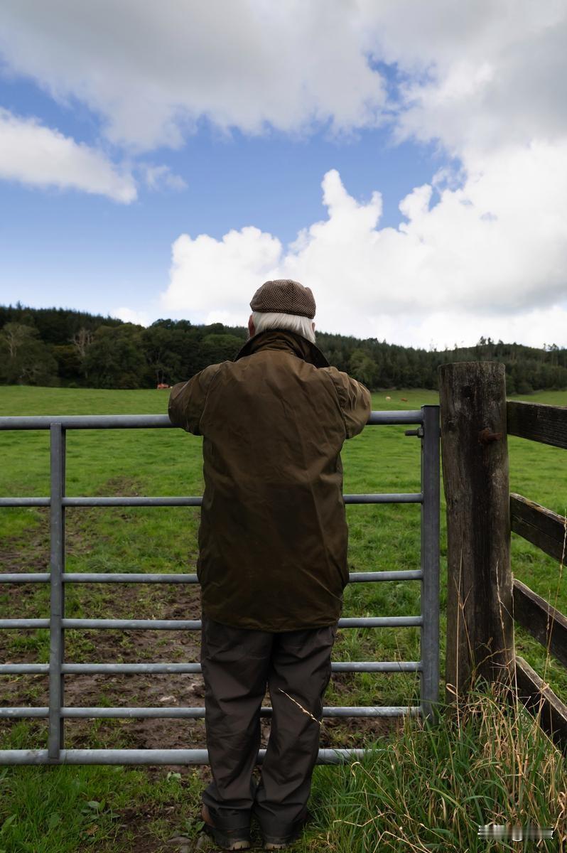 非常通透的一段话:
“人到了一定年龄，身体机能下降，我们不要整天呆在家里，一定要