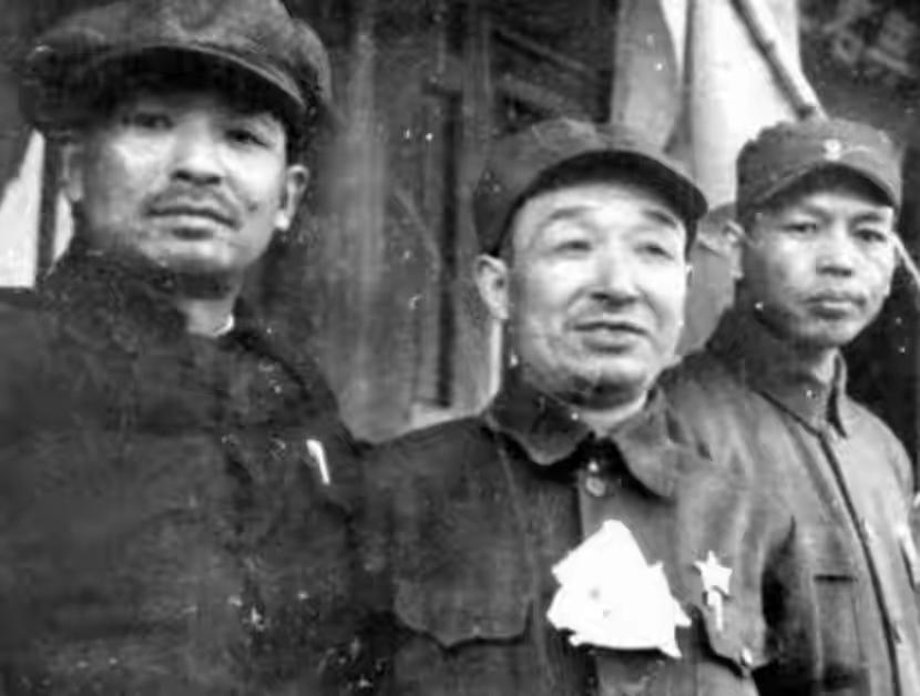 1957年，武汉，毛主席视察工作时，得知曾救过自己性命的王盛荣只是一个副处长，当