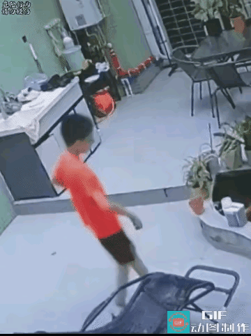 红衣男孩这波操作，真应了“不惹事但也不怕事”！被欺负后二话不说，站起来就把小男孩