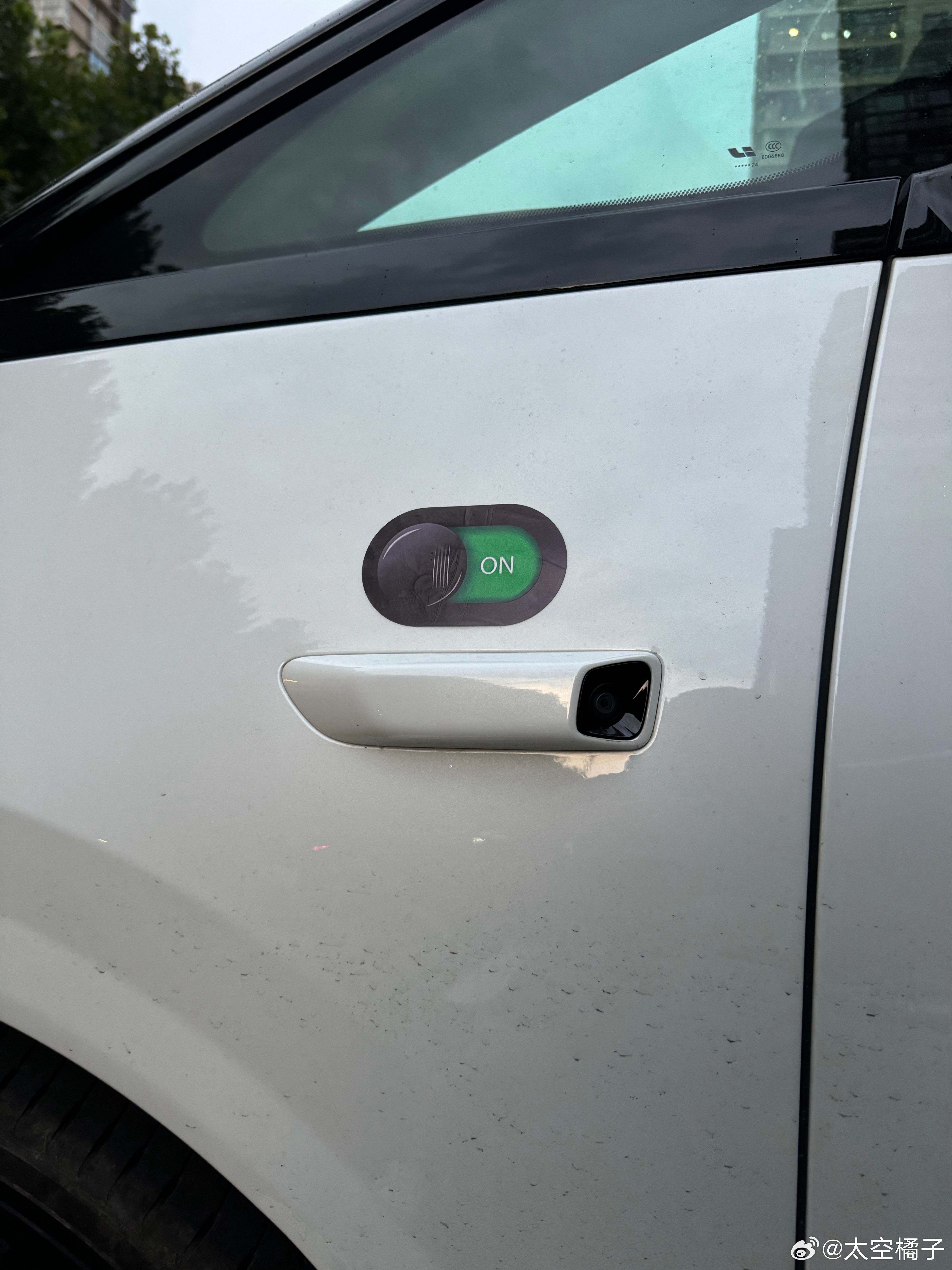 这个贴纸好玩，适合电车[嘻嘻][嘻嘻] ​​​
