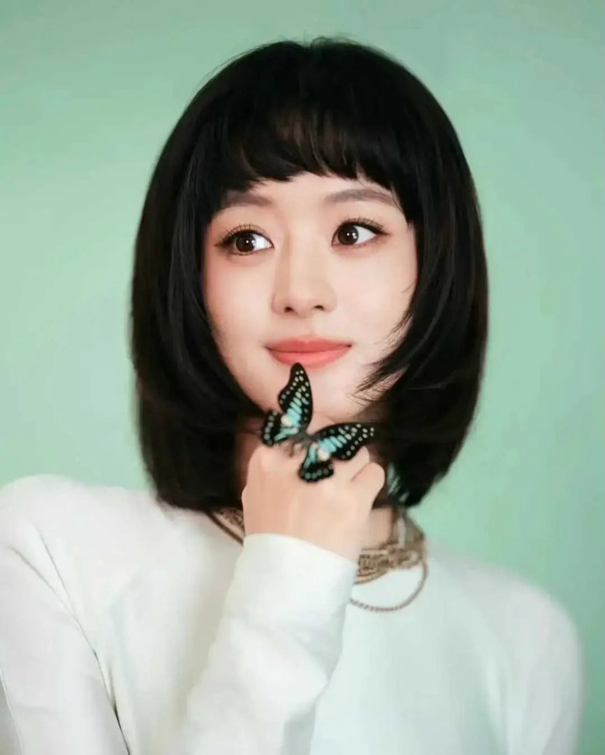 终于明白了，为啥都说“岁月不败美人”了，不信你们看赵丽颖，38岁的年纪，7岁孩子