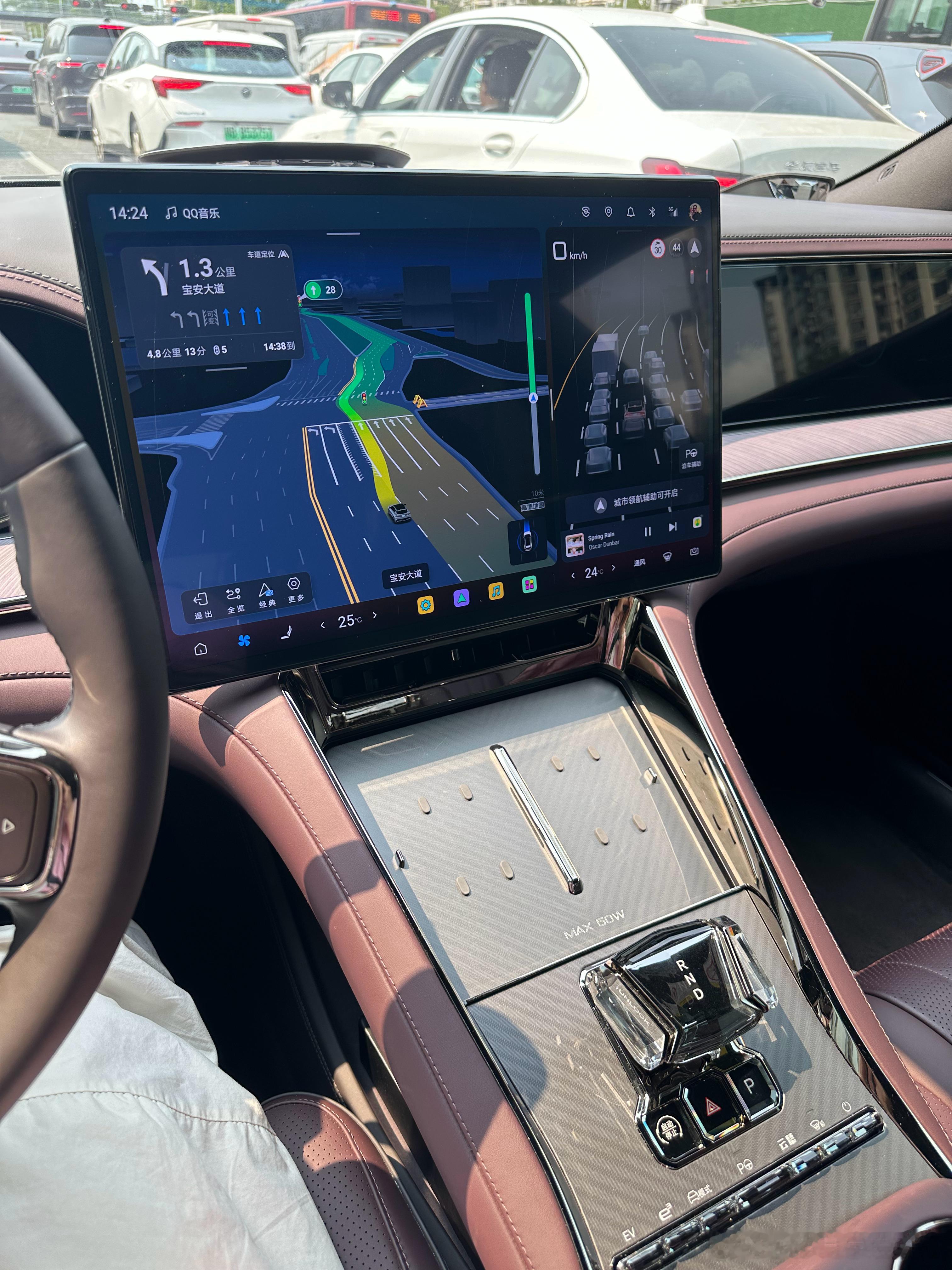 今日的好心情，是腾势z9gt这块colorful大屏带来的😊 深圳·深圳宝安京