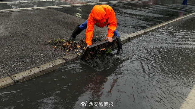 #合肥闻汛而动# 【强降雨致短时积水 合肥全力保畅通】#安徽多地降雨突破五月极值