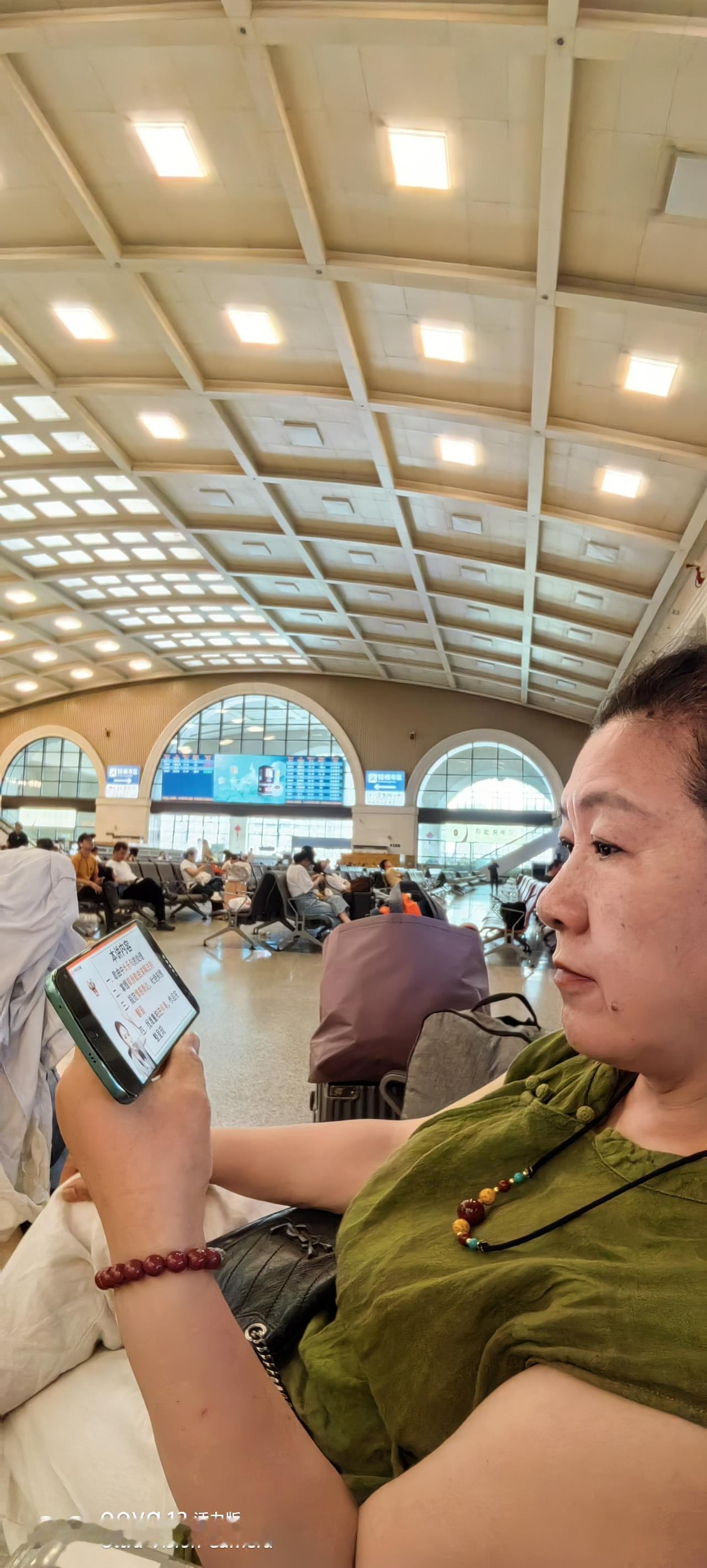 上海见
下一站上海，武汉的高铁站没有空调。