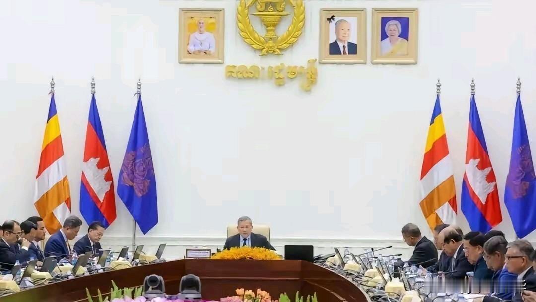 独有的领袖悬挂方式，在柬埔寨的首相官邸，背景墙上悬挂有现任国王西哈莫尼，前国王西