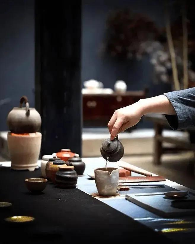 围炉煮茶时大家掏心窝交流，卸下所有伪装，畅快聊尽藏在心底的真心话。