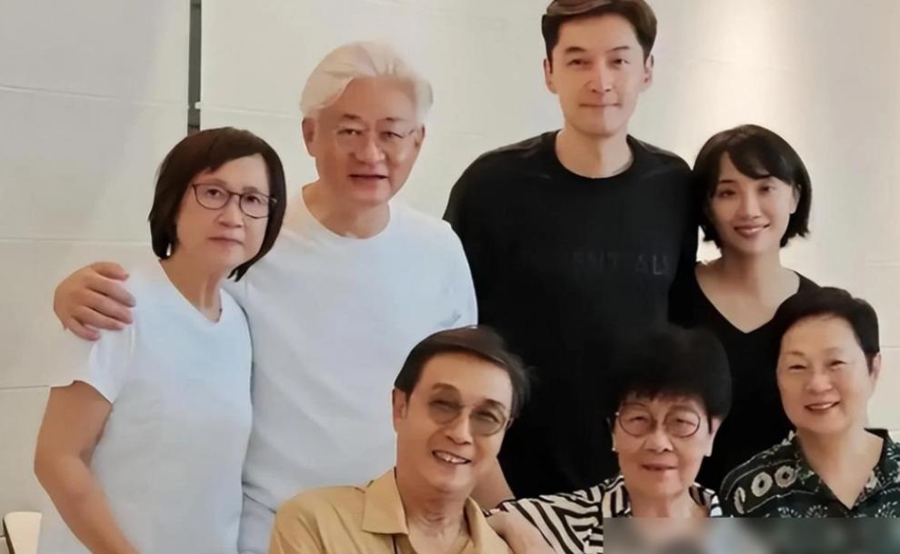 公众对明星的态度里藏着最拧巴的双重标准：一边喊着要尊重私人行程，一边又忍不住对人