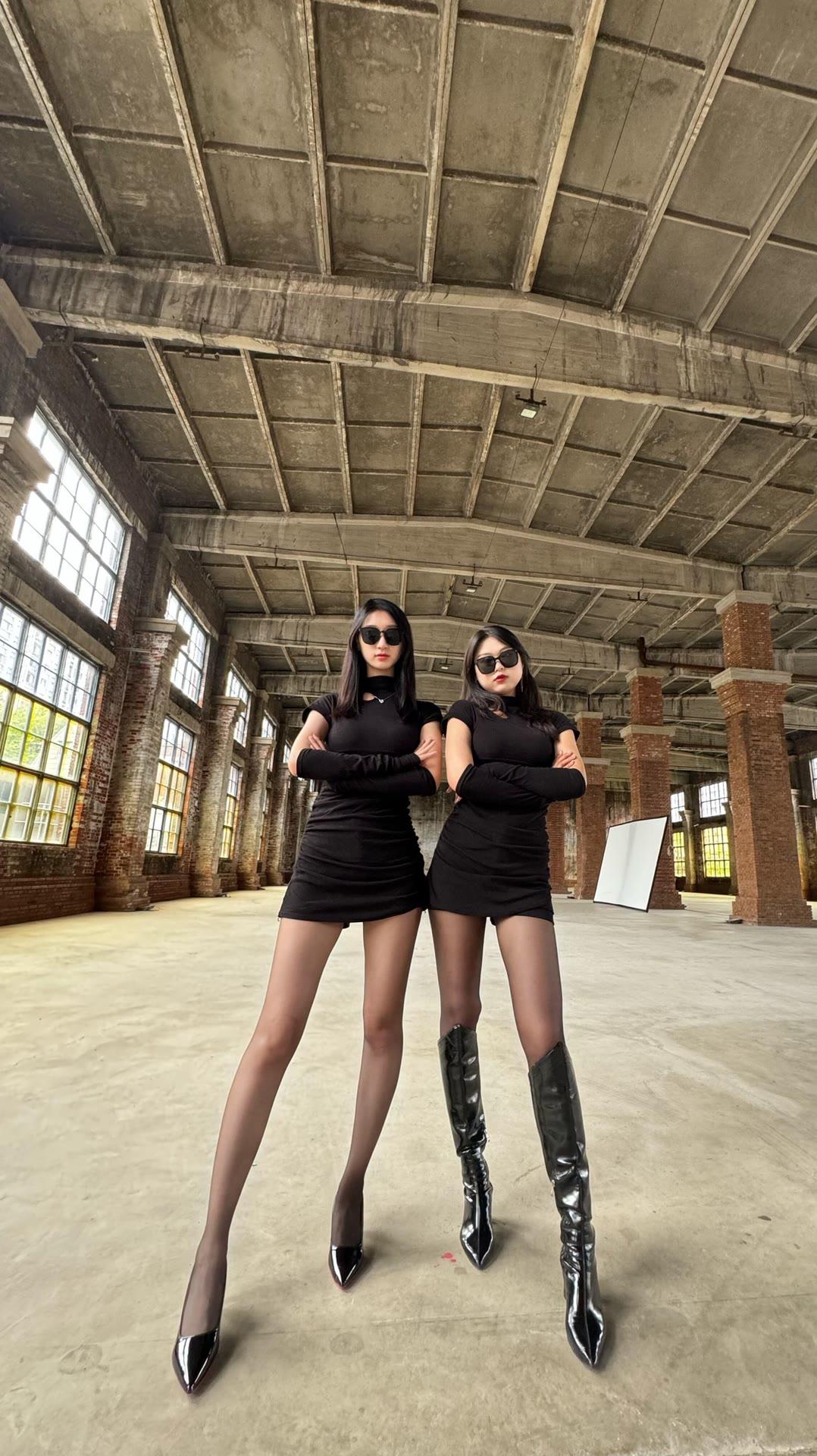 黑裙黑靴，酷炫双拼，工业风十足！