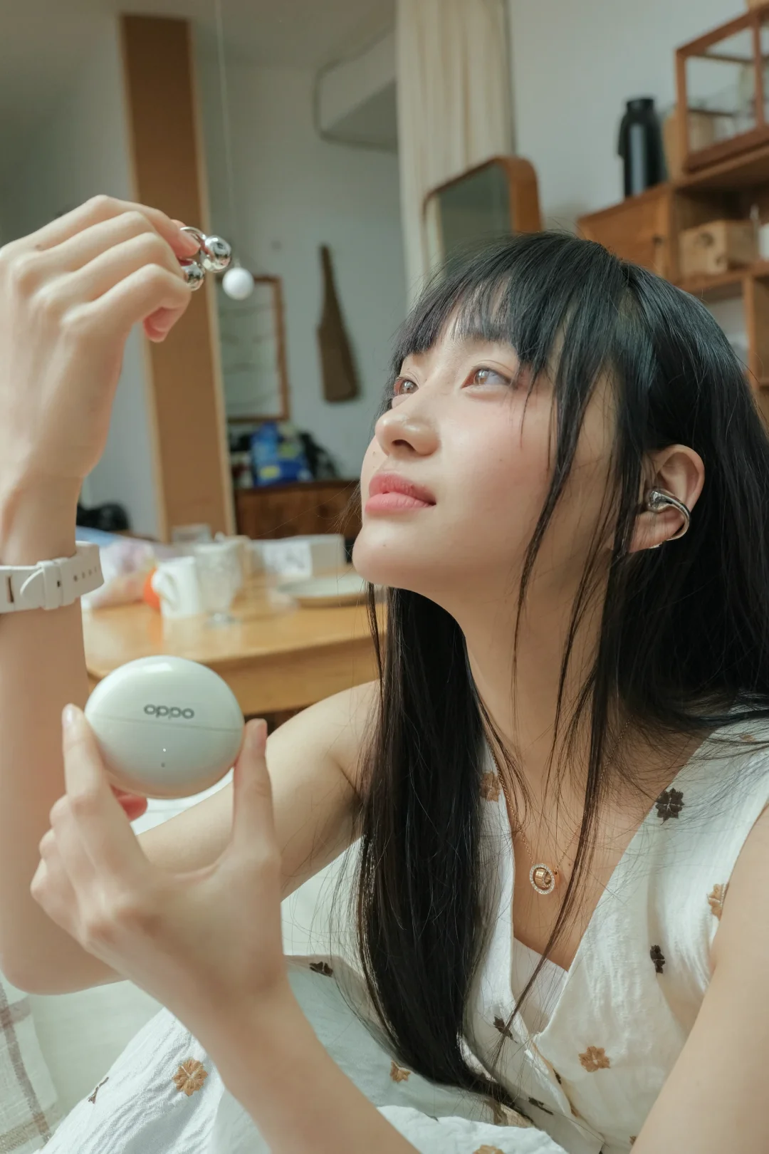 OPPO Enco Clip2 耳夹耳机：精致高光金，超闪小金环，轻巧...