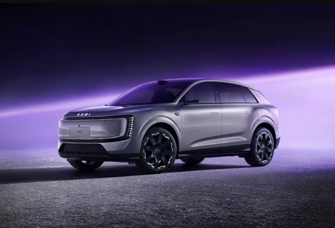 奥迪E7X这设计看着就够“大气”，光看这外观就挺有那味儿的：车身线条不花哨，但看