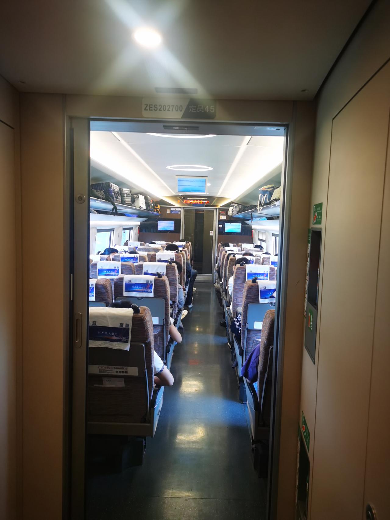 今天搭乘高铁出差，回首往昔岁月，不禁感慨万千。下面来聊聊乘坐绿皮车和高铁的感受。