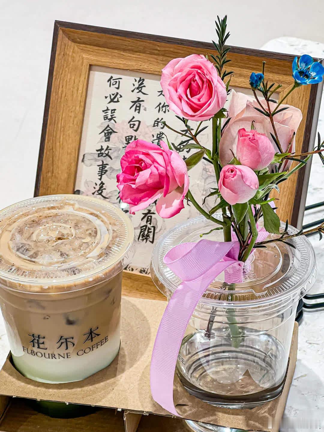 青岛新开宝藏店！🌷带着浪漫赴约吧☕️店内鲜花随处可见，超浪漫～落地窗沿街，看熙