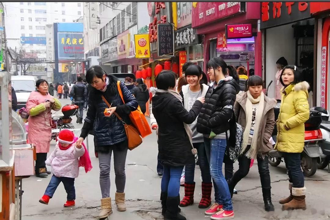 我的天啊，刷抖音刷到合肥女人街好多年前的老照片，这张照片里的那个红玫瑰穿孔是我家