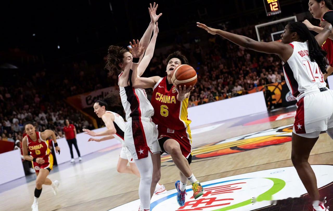 接下来比赛加油！今天女篮世界杯D组首场比赛，中国女篮61-94不敌美国女篮。
接