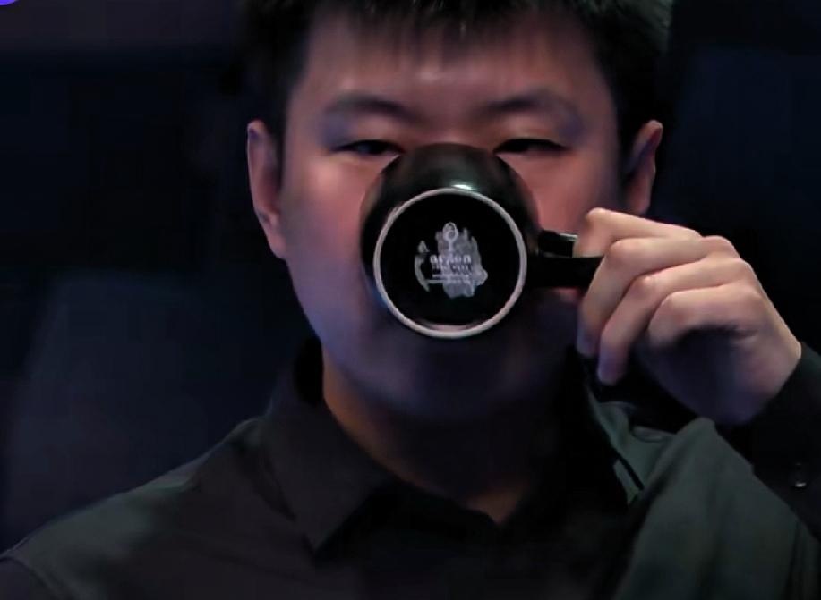 61-14，高阳再赢一局，比分扳平2-2。赵心童状态不稳，打了两局后，专注力下降