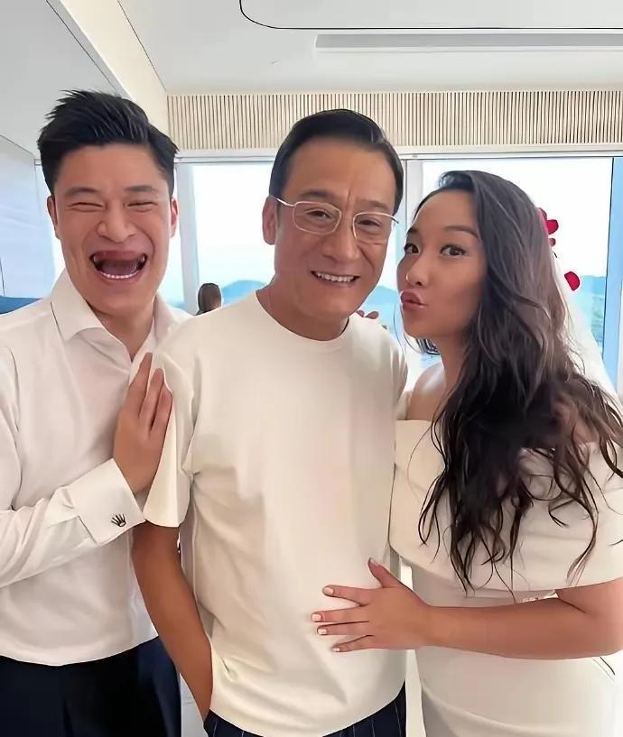 女婿是因为找了梁家辉这个老丈人而高兴，那么梁家辉笑得这么开心又是因为什么呢？虽然