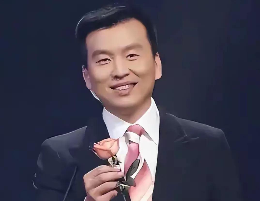 张泽群确实是主持界的一颗耀眼之星。他帅气英俊又挺拔，才华更是没得说。早年他为了梦