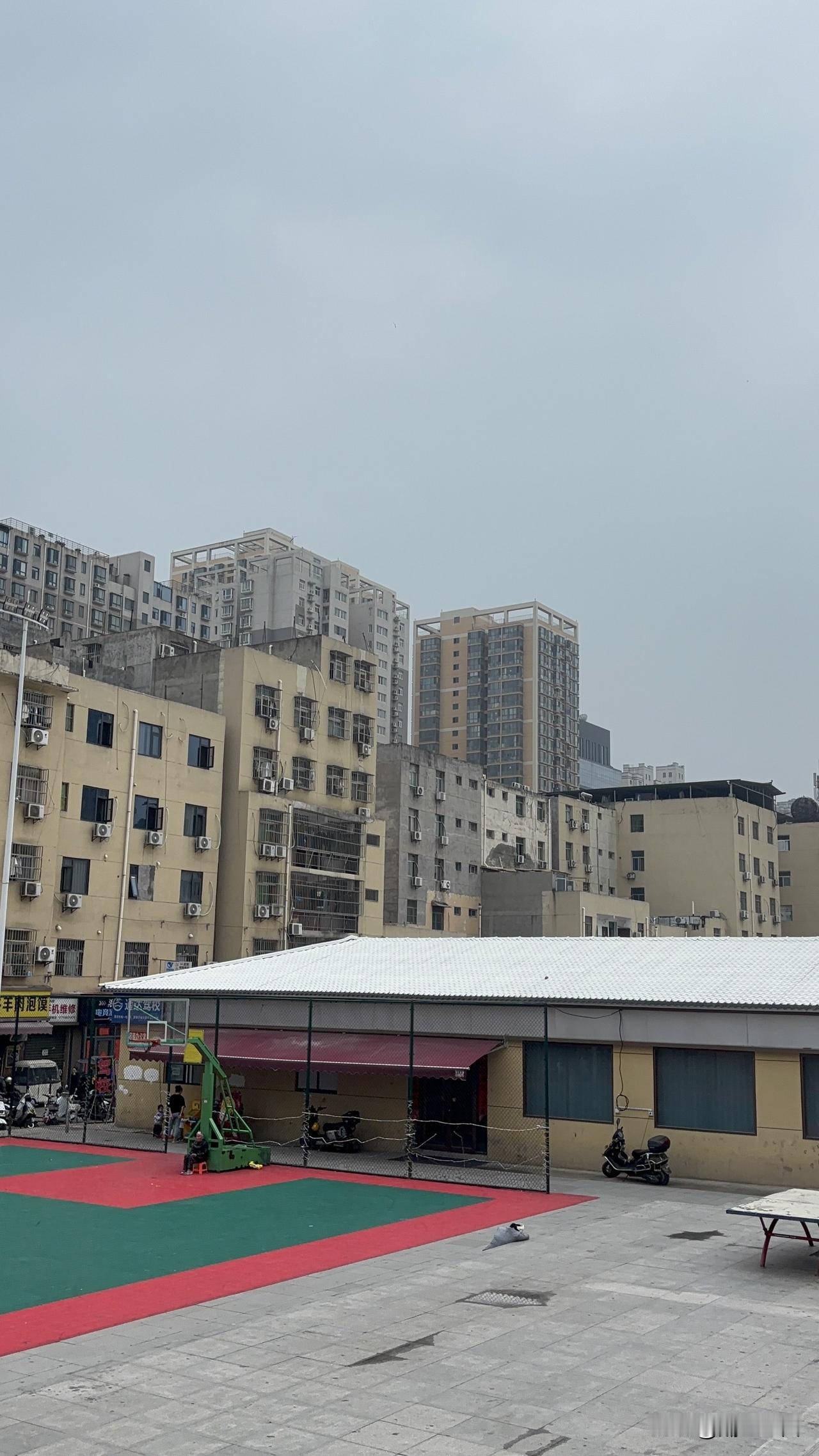 在西安南康新村看到的，这个彩钢瓦上咋喷的白色颜料，这是干什么用的？防水涂料吗？从