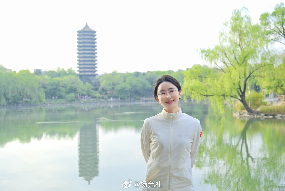 仰慕蔡公高风，驻足北大的几日，内心常觉动容。🌳此间学子衣着素简，白发先生骑一辆