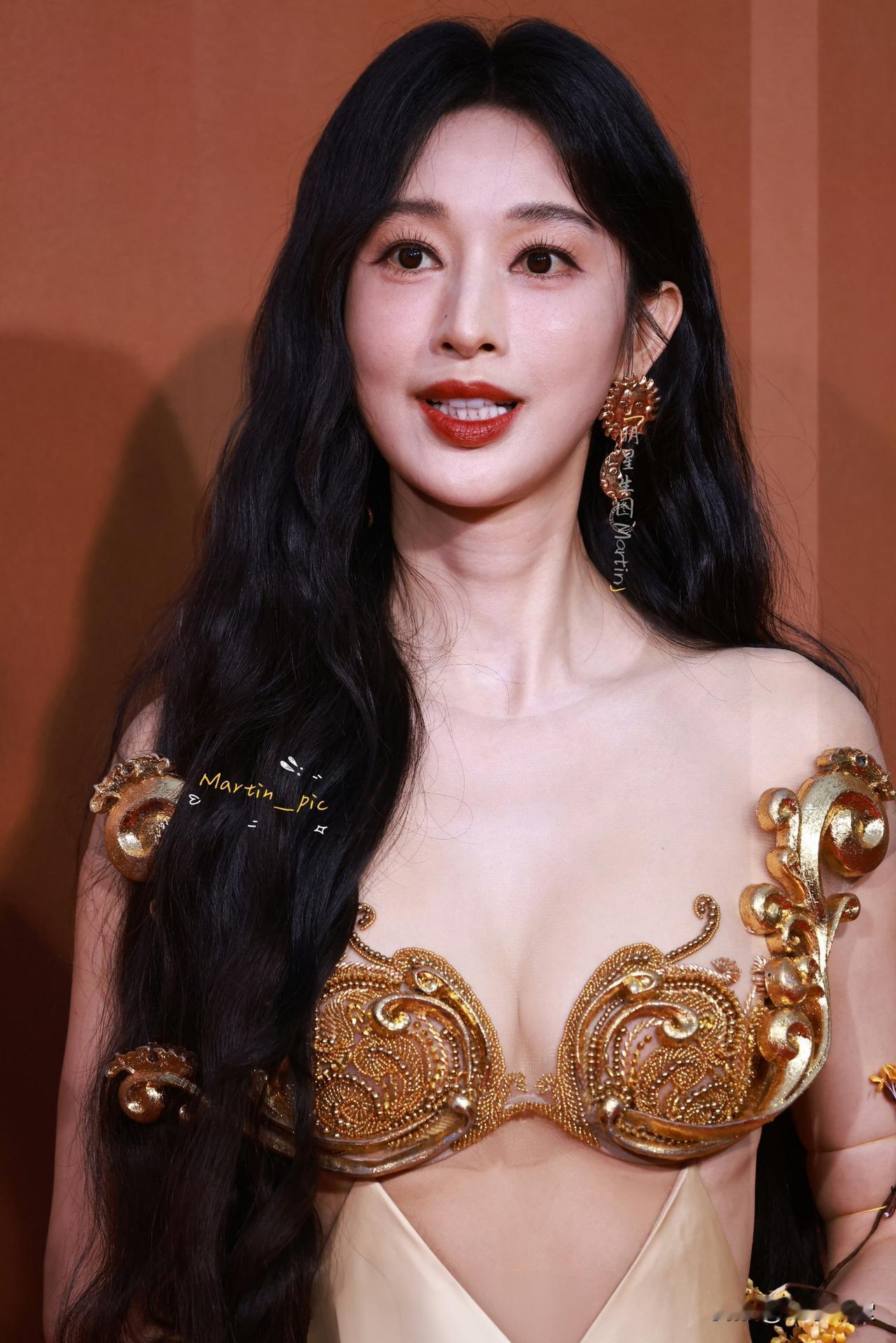 五官大气舒展，不笑时是冷艳御姐，一笑起来又暖又飒，自带“很会照顾人”的靠谱气场。