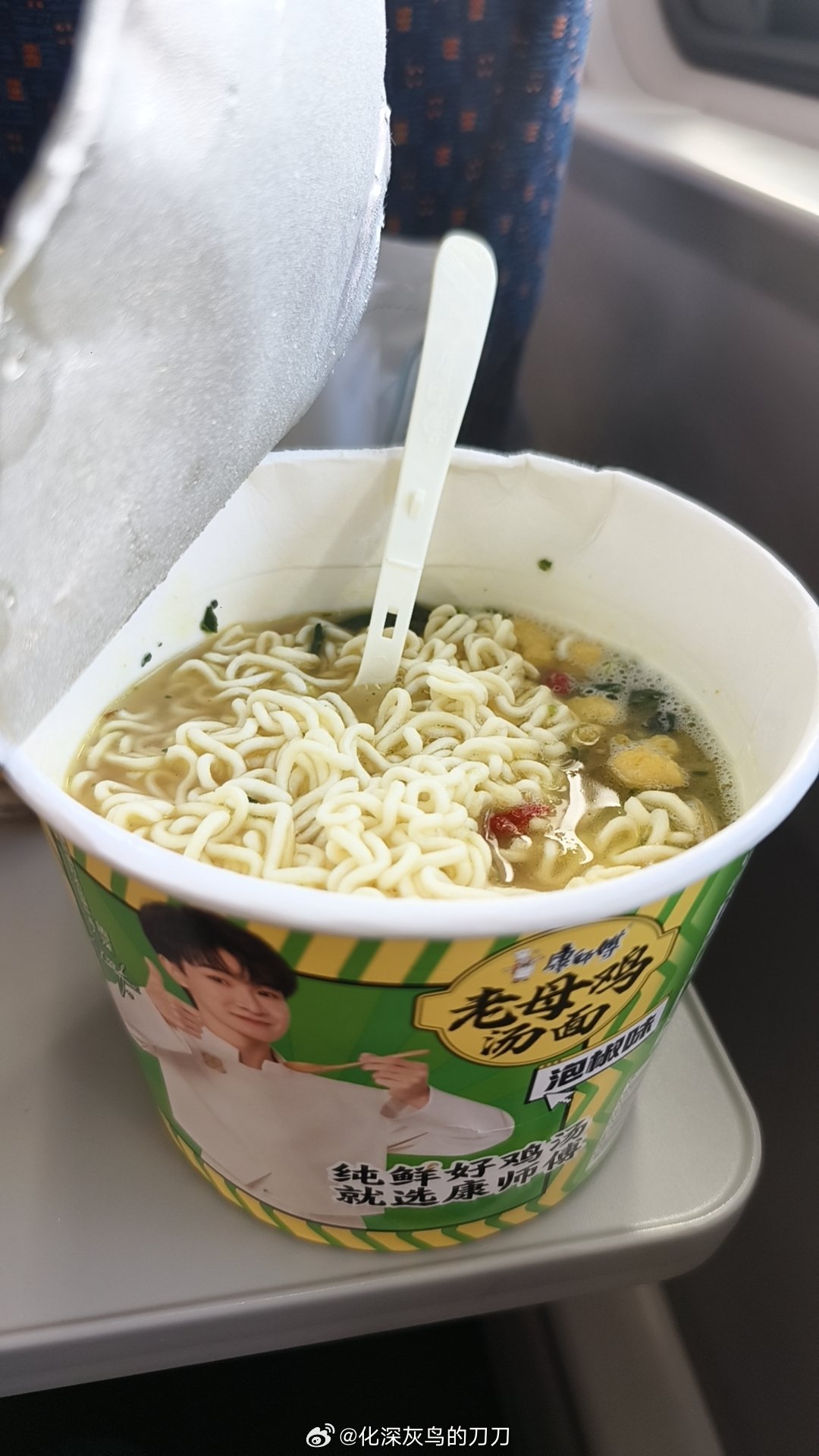 用餐时间到！周深康师傅老母鸡汤面品牌代言人