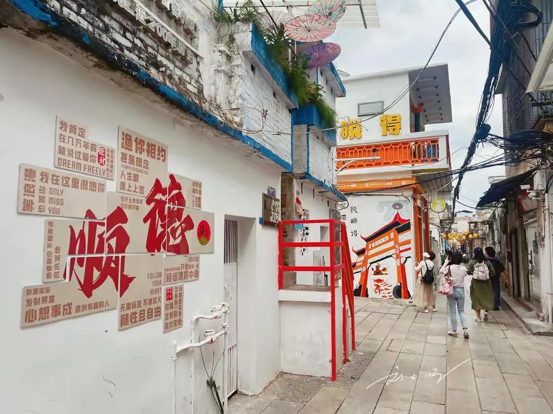 中国现在一共有6个“世界美食之都”，分别是成都、扬州、澳门、顺德、淮安、潮州。
