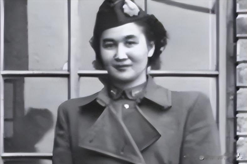 1940年，地下党康乃尔正在茶楼玩牌，一军统美女突然拍了了拍他的肩膀，使了个眼色