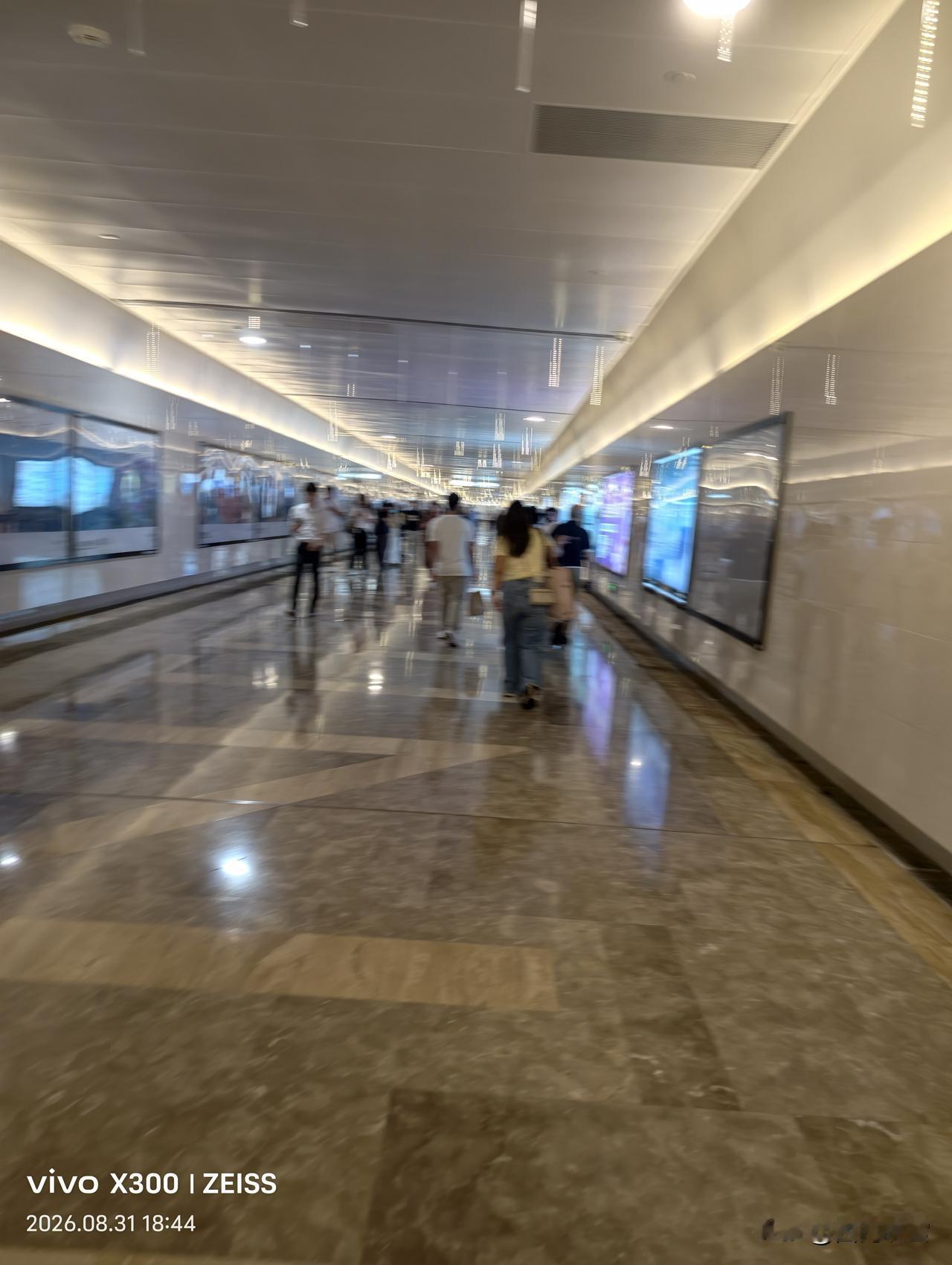 下班回家了。
以前总习惯刚推开门就撸起袖子，做饭拖地收拾杂物，相当于刚结束8小时