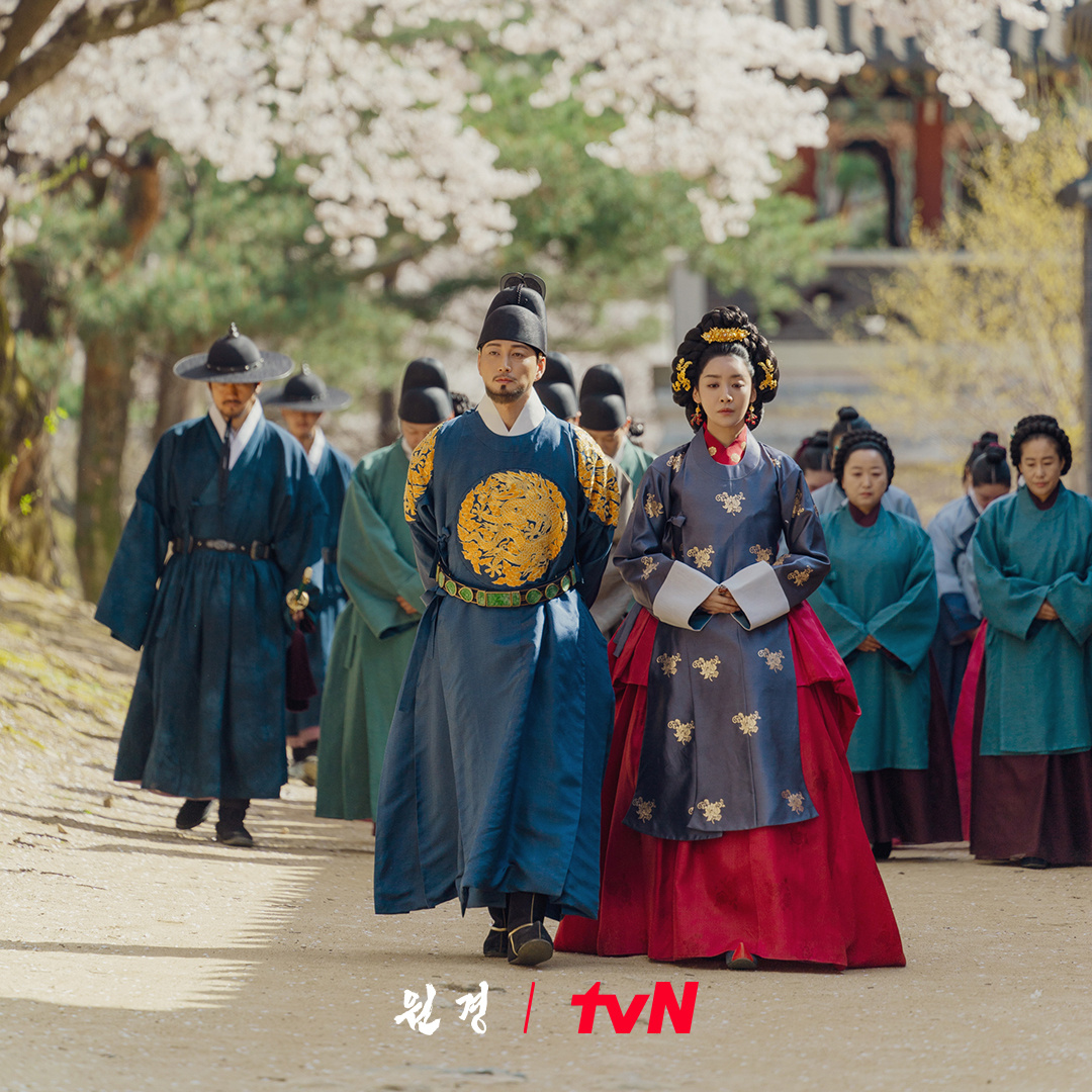 韩剧元敬  主演:车珠英、李显旭两只手紧紧握在一起，眼神充满爱意(⁎ᵕᴗᵕ⁎)❤
