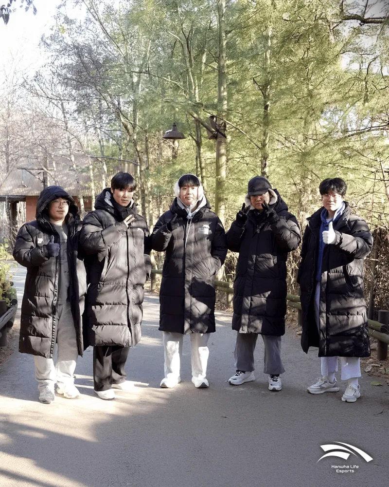 兄弟齐心，接近千斤！在HLE官方发布的队员视频中，五名队员讨论了他们的身高与体重