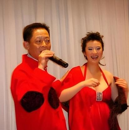 🌙2008年，女富婆陈坚红迷上了王志文，她抛出一个无法拒绝的条件，“我五亿身家